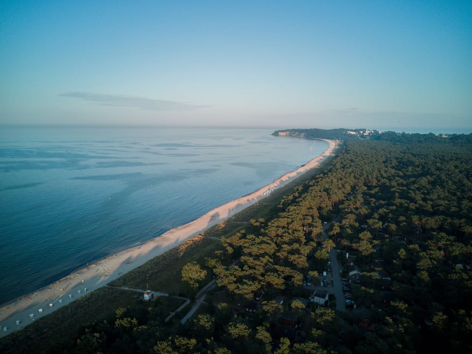 Küste von Usedom mit Sandstrand und Wald aus der Luft