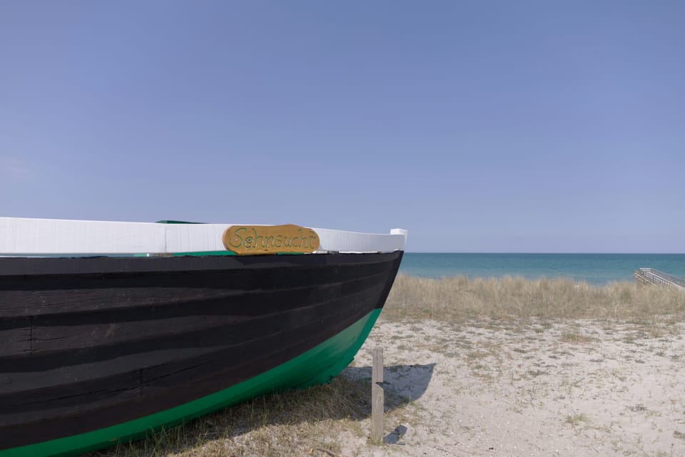 Das Boot Sehnsucht vor Dünen und Meer in Zingst